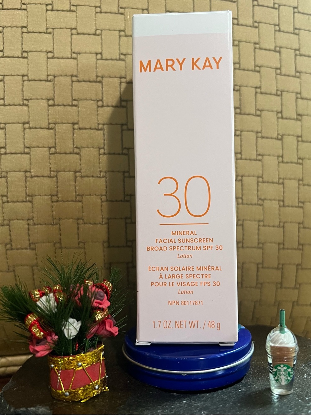MARY KAY  Mineral Facial Sunscreen SPF 30  brand new in the box